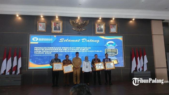 POPULER PADANG: Pemko Padang Raih Penghargaan dari Ombudsman dan Logistik Pemilu Tiba di Teluk Bayur