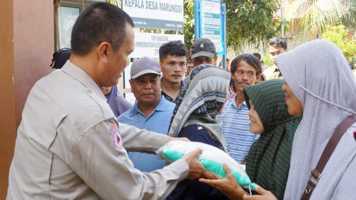 Pemko Pariaman Serahkan Bantuan Beras pada 90 Warga Kurang Mampu