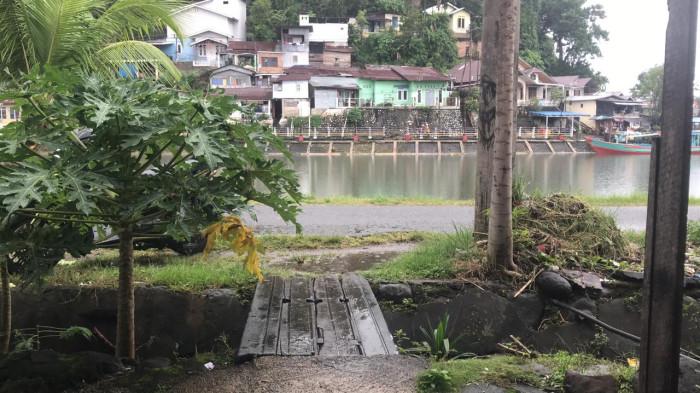 Penampakan rumah Lam Torang di Kelurahan Sfs Kecamatandabu (19/11/2025).