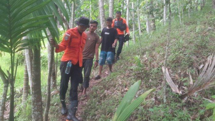 PENCARIAN ORANG HILANG- Petugas bersama masyarakat saat melakukan pencarian satu orang tersesat di Hutan Jorong Sungai Durian, Nagari Bomas, Kecamatan Sungai Pagu, Kabupaten Solok Selatan, Provinsi Sumatera Barat, Sabtu (11/10/2025).