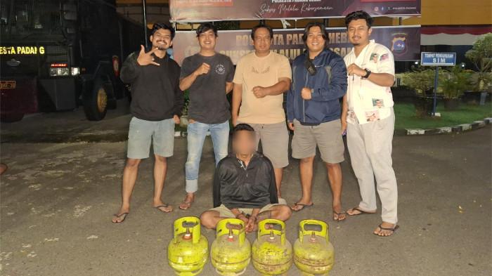 PELAKU PENCURIAN- Pelaku RM saat diamankan bersama barang bukti ke Mapolresta Padang, Selasa (19/8/2025). RM diamankan karena mencoba mencuri sejumlah tabung gas di salah satu warung di kawasan Padang Barat, Kota Padang, Sumatera Barat.