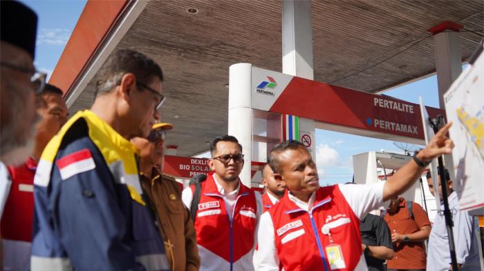 PERSIAPAN NATARU- Petugas Pertamina Patra Niaga Regional Sumatera Bagian Utara melakukan pengecekan kesiapan distribusi BBM di SPBU wilayah Sumatera Barat menjelang libur Natal 2025 dan Tahun Baru 2026 guna memastikan pasokan energi tetap aman dan lancar.