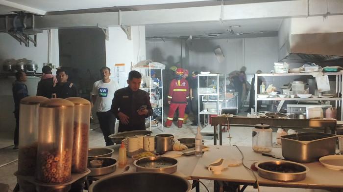 KEBAKARAN HOTEL TRUNTUM - Petugas Dinas Pemadam Kebakaran Kota Padang melakukan pemeriksaan di area dapur Hotel Truntum Padang, Selasa (9/6/2026) malam. Kebakaran yang terjadi di bagian exhaust fan dapur berhasil dipadamkan tanpa menimbulkan korban jiwa.