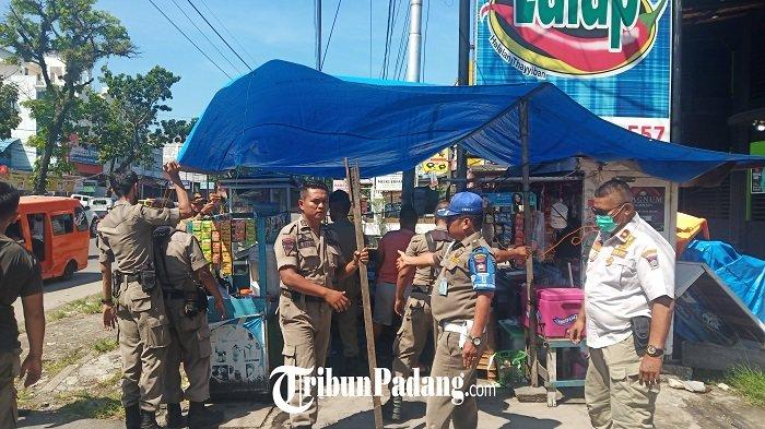 Satpol PP Padang Tertibkan PKL yang Berjualan di Kawasan Pantai Padang dan Jalan S Parman