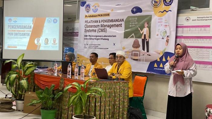 APLIKASI CMS - Pihak sekolah bersama tim dosen UNP menghadiri pembukaan kegiatan pengembangan Aplikasi CMS di SMP Pembangunan Laboratorium UNP.