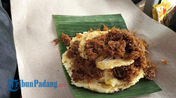 Pisang kapik merupakan satu dari sekian banyak kuliner tradisional yang bisa menjadi pilihan Tribunners bila melancong ke Kota Bukittinggi.
Kata kapik yang disematkan pada nama kuliner ini berarti jepit, berasal dari bahasa Minangkabau. Pisang kapik merupakan kuliner olahan pisang yang dipanggang dan kemudian dijepit atau digeprek.