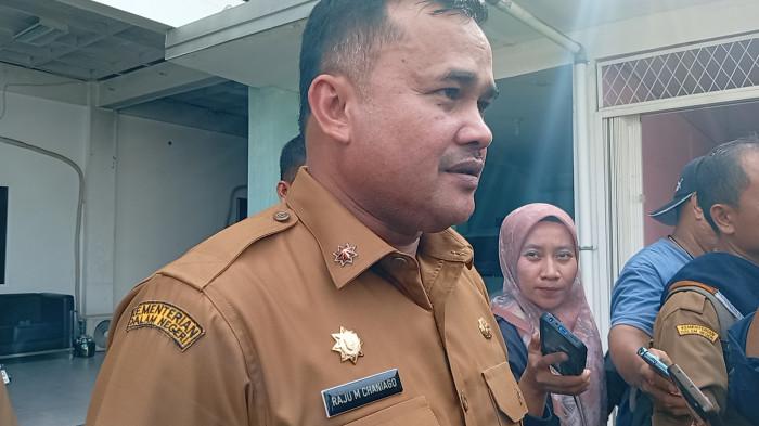 RELOKASI PEDAGANG- Pj Sekretaris Daerah Kota Padang, Raju Minropa, memberikan keterangan kepada awak media terkait aksi unjuk rasa pedagang Pasar Raya Padang di lingkungan Rumah Dinas Wali Kota Padang, Senin (9/2/2026). Pemko Padang menegaskan kebijakan relokasi pedagang tetap berjalan dengan komitmen melakukan perbaikan di lokasi yang telah disediakan.