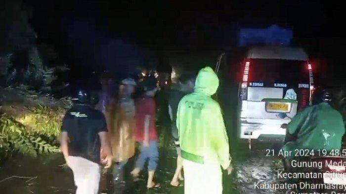 Angin Kencang Sebabkan Pohon Tumbang di Jalinsum Dharmasraya, Akses Jalan Buka Tutup