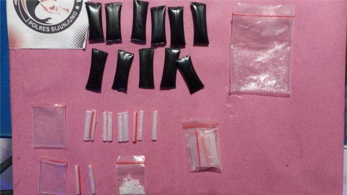 PENANGKAPAN SABU- Barang bukti diduga narkotika jenis sabu yang berhasil disita dari dua orang pelaku penyalahgunaan oleh Satuan Reserse Narkoba Polres Sijunjung, Jumat (21/11/2025). Kasat Resnarkoba di Polres Sijunjung, AKP Syafwal mendapat informasi dari masyarakat yang resah mengenai dugaan tindak pidana narkotika di Kecamatan Koto VII, Kabupaten Sijunjung.