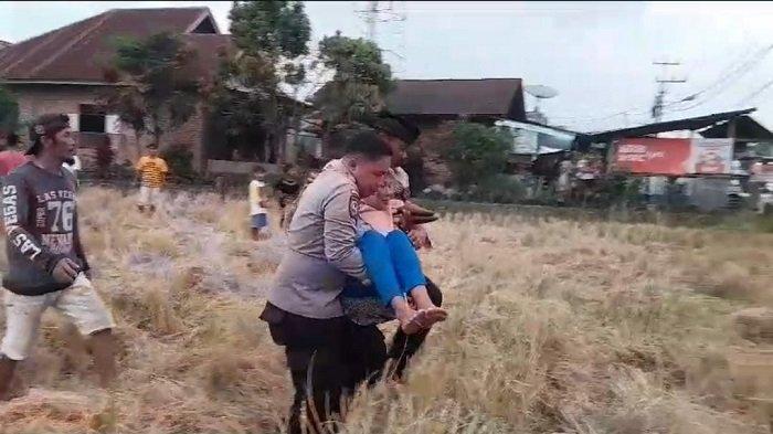 Minibus Masuk Sawah Hindari Tabrakan di Pesisir Selatan, 3 Orang Dilarikan ke Puskesmas