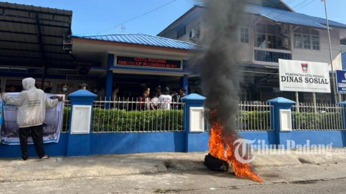 DEMO KEMATIAN KARIM - Suasana di depan Kantor Dinas Sosial (Dinsos) Kota Padang massa bakar ban pada Senin (27/4/2026) sore.  Puluhan massa yang tergabung dalam Aliansi Mahasiswa dan Masyarakat Peduli Karim menggelar aksi unjuk rasa besar-besaran.