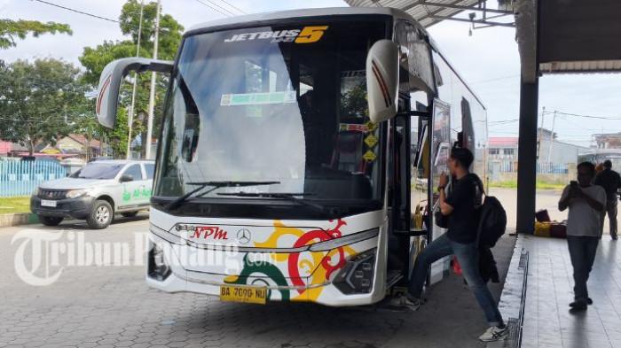 MUDIK LEBARAN 2026 - Puluhan pemudik tujuan Riau menunggu keberangkatan bus di loket Bus NPM perwakilan PT NPM di Jalan Juanda, Flamboyan Baru, Kecamatan Padang Barat, Kota Padang, Senin (16/3/2026). Para pemudik yang terdiri dari pekerja dan mahasiswa tersebut mulai meninggalkan Kota Padang pada H-6 Lebaran untuk pulang kampung merayakan Idulfitri bersama keluarga di kampung halaman.