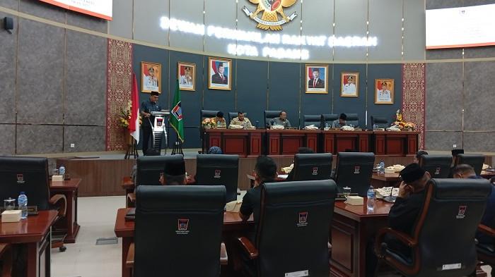 RAPAT PARIPURNA —  Sejumlah anggota DPRD Kota Padang mengikuti Rapat Paripurna Penyampaian Pendapat Akhir Fraksi-Fraksi terhadap Ranperda Pertanggungjawaban Pelaksanaan APBD (LKPD) Tahun Anggaran 2025 di ruang sidang utama DPRD Kota Padang, Senin (15/6/2026). Rapat yang sempat molor dari jadwal tersebut akhirnya digelar setelah kehadiran 27 anggota dewan memenuhi ketentuan kuorum.
