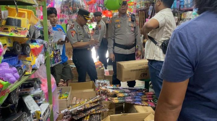RAZIA PETASAN - Sejumlah petugas dari Polresta Padang saat melakukan razia petasan di kawasan Pasar Raya Padang, Selasa (3/3/2026). Razia tersebut dilaksanakan untuk mengantisipasi gangguan ketertiban selama bulan ramadan.