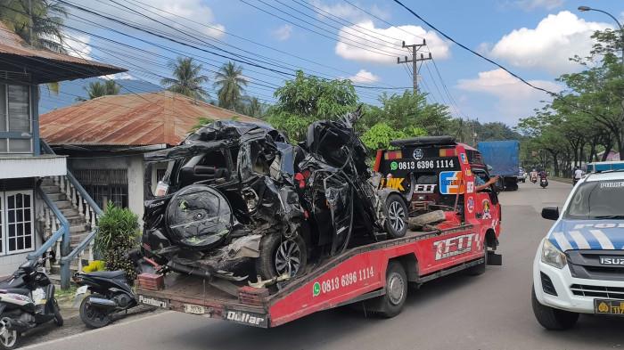 REMUK- Penampakan Toyota Rush saat dievakuasi dari lokasi kecelakaan beruntun di Padang Besi, Minggu (10/5/2026). Dari dalam mobil ini, warga mengevakuasi sejumlah korban yang sudah tidak bernyawa dan ada yang kritis