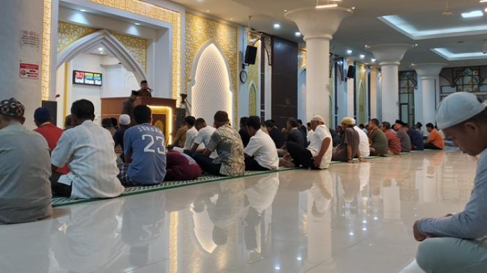 Ratusan jemaah memadati Masjid Agung Nurul Iman Padang, Kecamatan Padang Selatan, Kota Padang, saat pelaksanaan salat tarawih perdana 1 Ramadan 1447 Hijriah, Selasa (17/2/2026) malam. Jemaah tampak khusyuk mengikuti rangkaian ibadah yang diawali dengan salat Isya dan ceramah Ramadan.