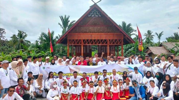 Realisasi Dana Pokir, Albert Hendra Lukman Boyong Pegiat Wisata Studi Tiru ke Desa Muntei Mentawai