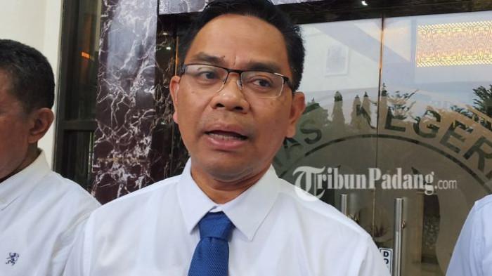 PELURU NYASAR UNP - Rektor Universitas Negeri Padang (UNP) Krismadinata memberikan keterangan kepada TribunPadang.com di Rektorat UNP, Senin (8/6/2026). UNP menyambut keputusan TNI memindahkan lapangan tembak dari kawasan dekat kampus setelah insiden peluru nyasar yang melukai mahasiswi UNP Nova Wirantika dan seorang warga.