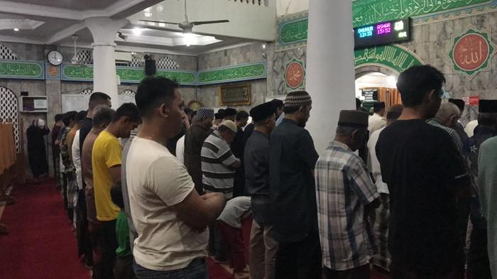 SALAT TARAWIH PERDANA - Warga Muhammadiyah Sawahan, Kota Padang melaksanakan salat tarawih perdana, Selasa (17/2/2026). Mereka salat dengan 11 rakaat di Masjid Babussalam Muhammadiyah, Sawahan Timur, Kota Padang.