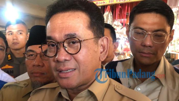 SIDAK- Menteri Perdagangan Budi Santoso memberikan keterangan kepada wartawan usai melakukan sidak harga kebutuhan pokok di Pasar Raya Padang, Selasa (18/11/2025). Budi mengaku harga dan pasokan bahan pokok di Pasar Raya Padang sejauh ini dalam kondisi stabil.