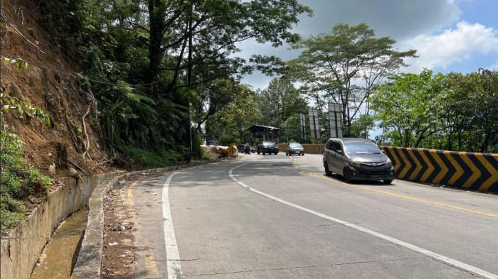 SITINJAU LAUIK- Arus lalu lintas di Kawasan Sitinjau Lauik, Kota Padang terpantau ramai namun tetap lancar, Minggu (22/3/2026) siang. Pantauan di lapangan sekitar pukul 13.30 WIB, kendaraan yang melintas dari arah Padang menuju Solok maupun sebaliknya tidak mengalami kendala berarti. 