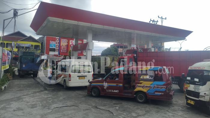 HARGA BBM NAIK - Antrean kendaraan di SPBU 14.251.522 usai kenaikan BBM Dexlite, Senin (20/4/2026). Antrean kendaraan tampak mengular ke badan jalan.