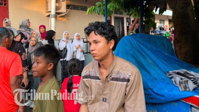 KEBAKARAN DI PADANG - Salah seorang saksi mata sekaligus korban yang melihat langsung detik-detik mencekam tersebut adalah Rizko, salah satu penghuni kos-kosan di lokasi kejadian, Jumat (12/6/2026).Rizko menceritakan, kepulan asap hitam pekat dan kobaran api yang membubung tinggi langsung melalap bangunan tempat tinggalnya dalam waktu singkat.