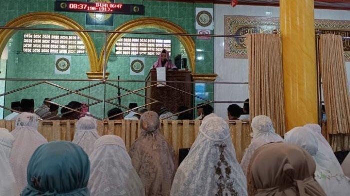 LEBARAN 2026- Suasana pelaksanaan salat Idul Fitri yang diikuti oleh jemaah Tarekat Naqsabandiyah di Masjid Jami', Lubuk Sarik, Kelurahan Padang Besi, Kecamatan Lubuk Kilangan, Kota Padang, Rabu (18/3/2026).