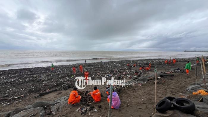 TUMPUKAN SAMPAH- Sejumlah petugas saat berada di hamparan sampah yang menutupi kawasan bibir Pantai Muaro Lasak, Kecamatan Padang Barat, Kota Padang, Sumatera Barat, Senin (24/11/2025).