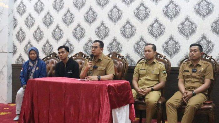 Sampai di Sijunjung, PMI Muhamat Husni Sabil di Sambut Pemkab Sijunjung di Rumah Dinas Bupati