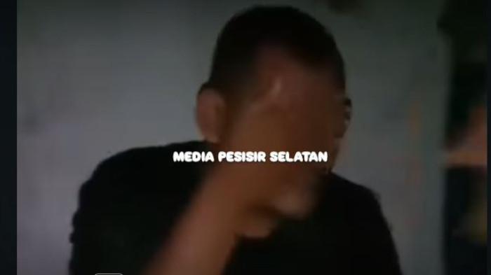 GURU VIRAL PESSEL - Sebuah video menarasikan seorang guru laki-laki berinisial DR di Kabupaten Pesisir Selatan, Sumatera Barat, diamankan warga karena diduga melakukan perbuatan asusila sesama jenis, beredar di media sosial.