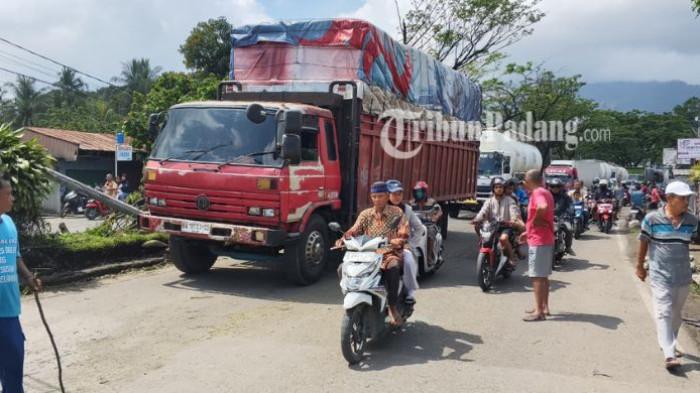 KECELAKAAN BERUNTUN - Sejumlah kendaraan yang terlibat kecelakaan beruntun masih berada di lokasi kejadian di kawasan Padang Besi, Minggu (10/5/2026). Polisi melakukan pengaturan lalu lintas dan olah TKP di sekitar area kecelakaan.