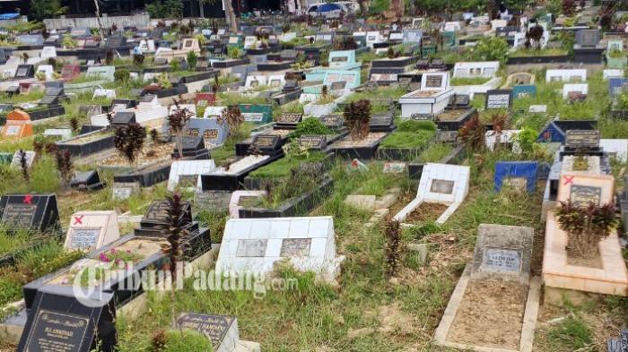 RETRIBUSI MAKAM MENUNGGAK -  Sejumlah makam di TPU Tunggul Hitam, Kota Padang, terlihat diberi tanda silang oleh petugas UPTD TPU karena menunggak pembayaran retribusi, Senin (16/2/2026). Pemasangan tanda tersebut dilakukan sebagai pemberitahuan kepada ahli waris agar segera melunasi tunggakan.
