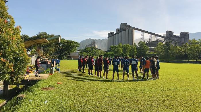 SEMEN PADANG FC - Skuad Kabau Sirah dalam sesi latihan di mes Kabau Sirah, Indarung, Padang, Jumat (17/4/2026), jelang menghadapi Persijap Jepara pada pekan ke-28 BRI Super League.  Sejumlah pemain dikabarkan belum bisa bergabung dalam latihan karena cedera dan sakit.