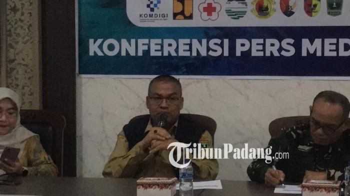KONFERENSI PERS BENCANA- Sekda Provinsi Sumbar, Arry Yuswandi saat memberikan keterangan pada konferensi pers, di Lobby Kantor Gubernur Sumbar, Selasa (2/12/2025). Arry sebut total korban meninggal dunia mencapai 193 orang, setelah update pada Selasa pukul 09.00 WIB.