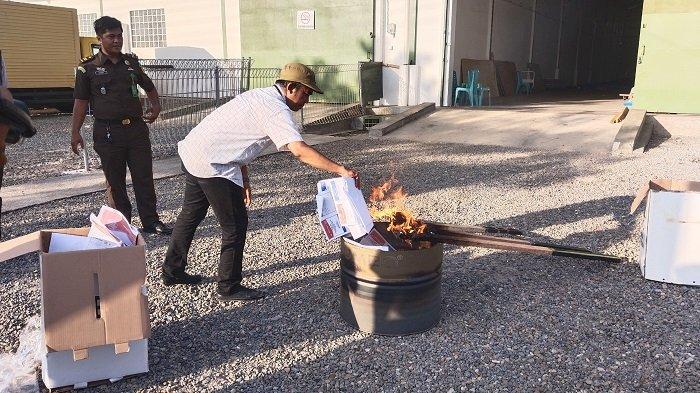 10 Ribu Surat Suara Rusak dan Berlebih Dibakar di Padang H-1 Pencoblosan