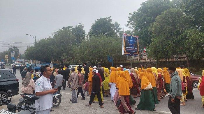 Caleg Terpilih DPRD Solok dari Partai Golkar Diarak Diiringi Musik Talempong Jelang Pelantikan