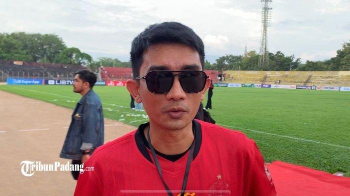 Selebgram dan konten kreator yang dikenal akrab dengan panggilan Uda Rio sangat senang tim Semen Padang FC menang dengan skor 2-0 dari PSDS Deli Serdang, Minggu (10/9/2023).