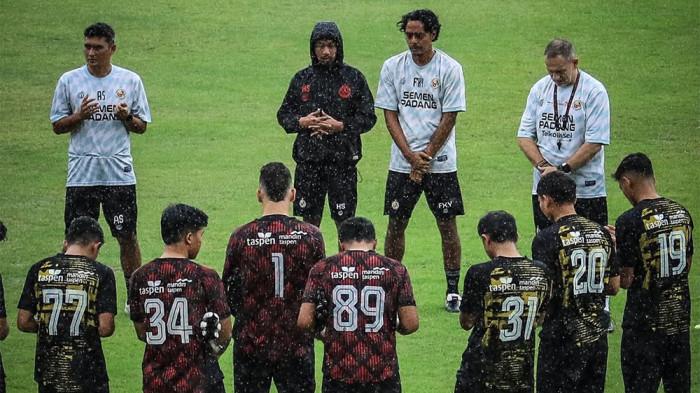 SEMEN PADANG FC - Momen tim Semen Padang FC latihan. Semen Padang FC membawa 22 pemain untuk dua laga tandang beruntun di BRI Super League 2025/26, menghadapi Persijap di Jepara pada Kamis (20/11/2025) dan Persik di Kediri pada Kamis (27/11/2025).