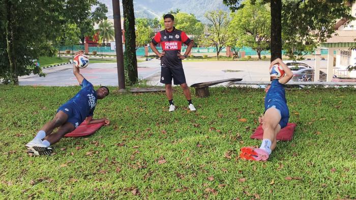 SEMEN PADANG FC: Pemain Semen Padang FC, Armando Oropa dan Jaime Giraldo, menjalani latihan terpisah di Komplek Mes Indarung Semen Padang, Sabtu (4/4/2026). Keduanya masih dalam pemantauan kondisi jelang laga melawan Persib Bandung. (TribunPadang.com/Muhammad Afdal).