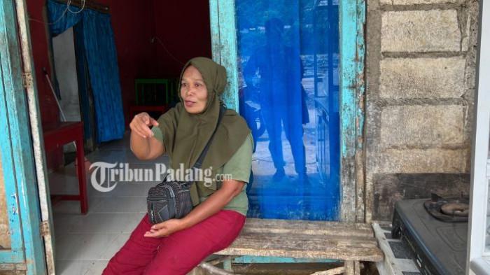 KORBAN BANJIR BANDANG - Rumina (52), korban banjir di Kelurahan Lambung Bukik, Kecamatan Pauh, Kota Padang Senin (19/1/2026). Rumina kehilangan lahan sawah dan kebun durian yang kini menjadi tumpukan batu dan kayu.