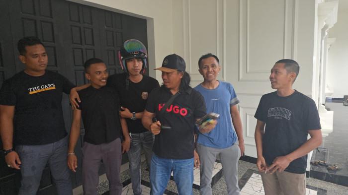 BURONAN LIVE TIKTOK - Seorang buronan kasus Pencurian dengan Kekerasan (Curas) dari Padang Pariaman, Sumatera Barat, berinisial FRE alias Mamat, harus mengakhiri pelariannya setelah nekat melakukan siaran langsung (live) di aplikasi TikTok. Ia diciduk Tim Gagak Hitam Satreskrim Polres Padang Pariaman di tempat persembunyiannya di Pandeglang, Banten. Penangkapan dramatis ini terjadi pada Rabu (12/11/25) sekitar pukul 16.00 WIB.