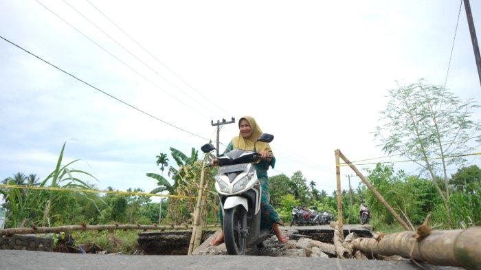 Petani Kesulitan Akibat Jembatan Terban di Padang Pariaman, Harus Memutar Bawa Hasil Pertanian
