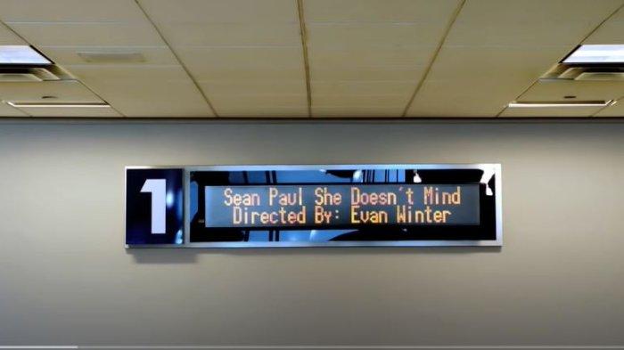 Lirik Terjemahan Lagu She Doesen't Mind Sean Paul Viral : Girl I Got You so High and I Know You Like