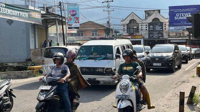 POPULER SUMBAR: Volume Kendaraan Meningkat di Bukittinggi, Arus Balik di Terminal Bareh Solok