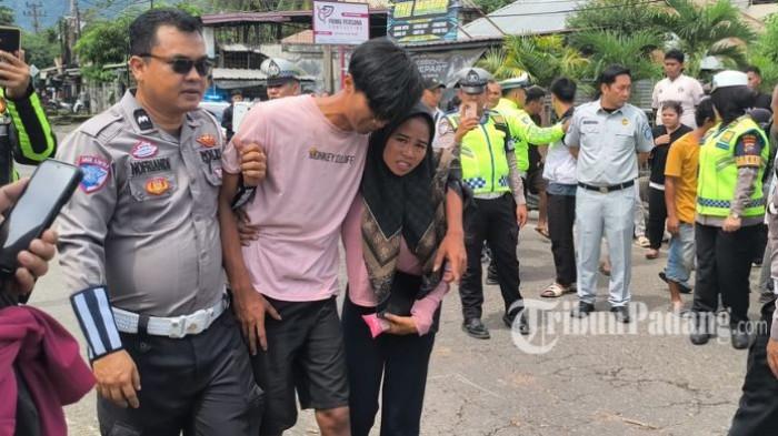 KECELAKAAN BERUNTUN - Sopir truk tampak dibopong saat berada di lokasi kecelakaan beruntun Padang Besi, Minggu (10/5/2026). Polisi masih melakukan olah TKP dan meminta keterangan terkait insiden tersebut.