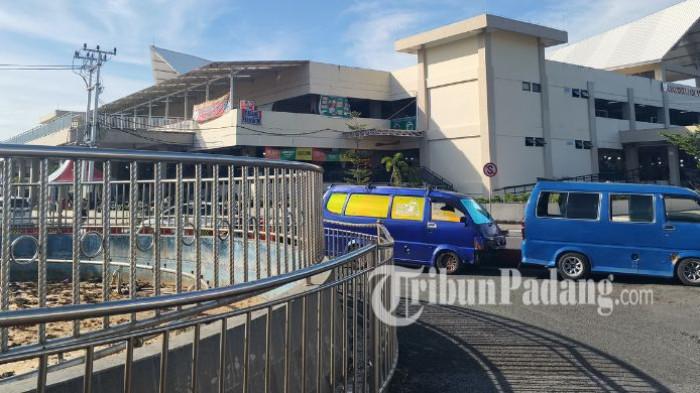 REVITALISASI PASAR RAYA - Suasana kawasan Pasar Raya Padang yang akan direvitalisasi Pemerintah Kota Padang, Kamis (11/6/2026). Revitalisasi mencakup penataan area air terjun yang disiapkan menjadi ikon baru kota, pembangunan trotoar ramah disabilitas, serta penertiban parkir untuk meningkatkan kenyamanan pengunjung.