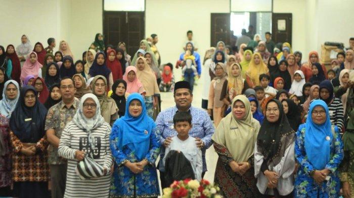 Satu Minggu Jelang Lebaran, Bupati Suhatri Bur Bagikan Bantuan LKKS dan NRPPA