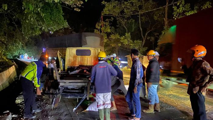 TABRAKAN- Kecelakaan lalu lintas kembali terjadi di jalur rawan Sitinjaulauik, tepatnya di kawasan bawah Panorama I, Kelurahan Indarung, Kecamatan Lubukkilangan, Kota Padang, Sumatera Barat (Sumbar) Sabtu (24/1/2026) malam. Insiden yang melibatkan satu unit mobil box dan satu unit truk tersebut terjadi sekitar pukul 20.45 WIB.