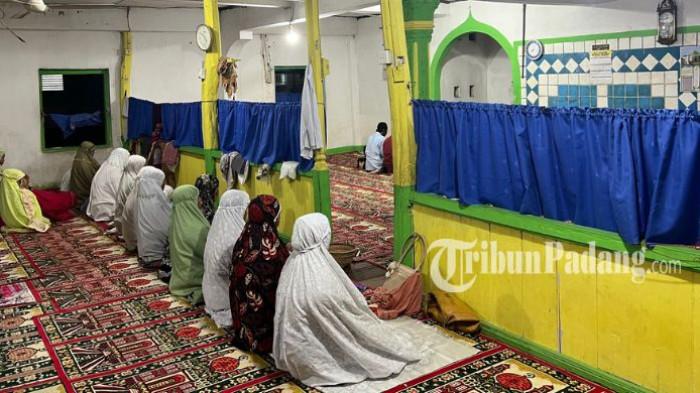 TAREKAT NAQSABANDIYAH PADANG: Senin malam(16/2/2026) itu menjadi momentum penting bagi jemaah Tarekat Naqsabandiyah di Kecamatan Pauh. Mereka melaksanakan salat Tarawih perdana, menandai dimulainya bulan Ramadhan lebih awal dibandingkan dengan penetapan kalender pemerintah maupun organisasi Islam besar lainnya di Indonesia.